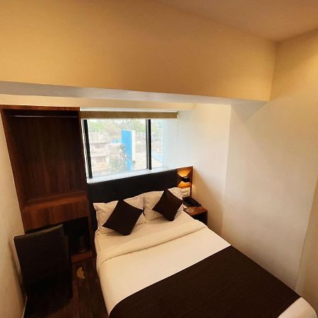 Hotel Hilton Suites Мумбай Екстериор снимка