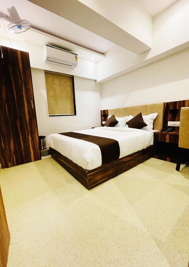 Hotel Hilton Suites Мумбай Екстериор снимка