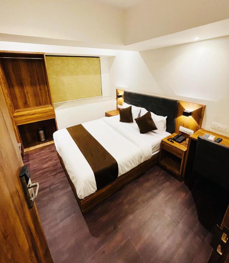 Hotel Hilton Suites Мумбай Екстериор снимка
