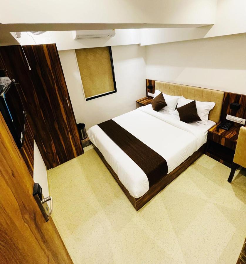 Hotel Hilton Suites Мумбай Екстериор снимка