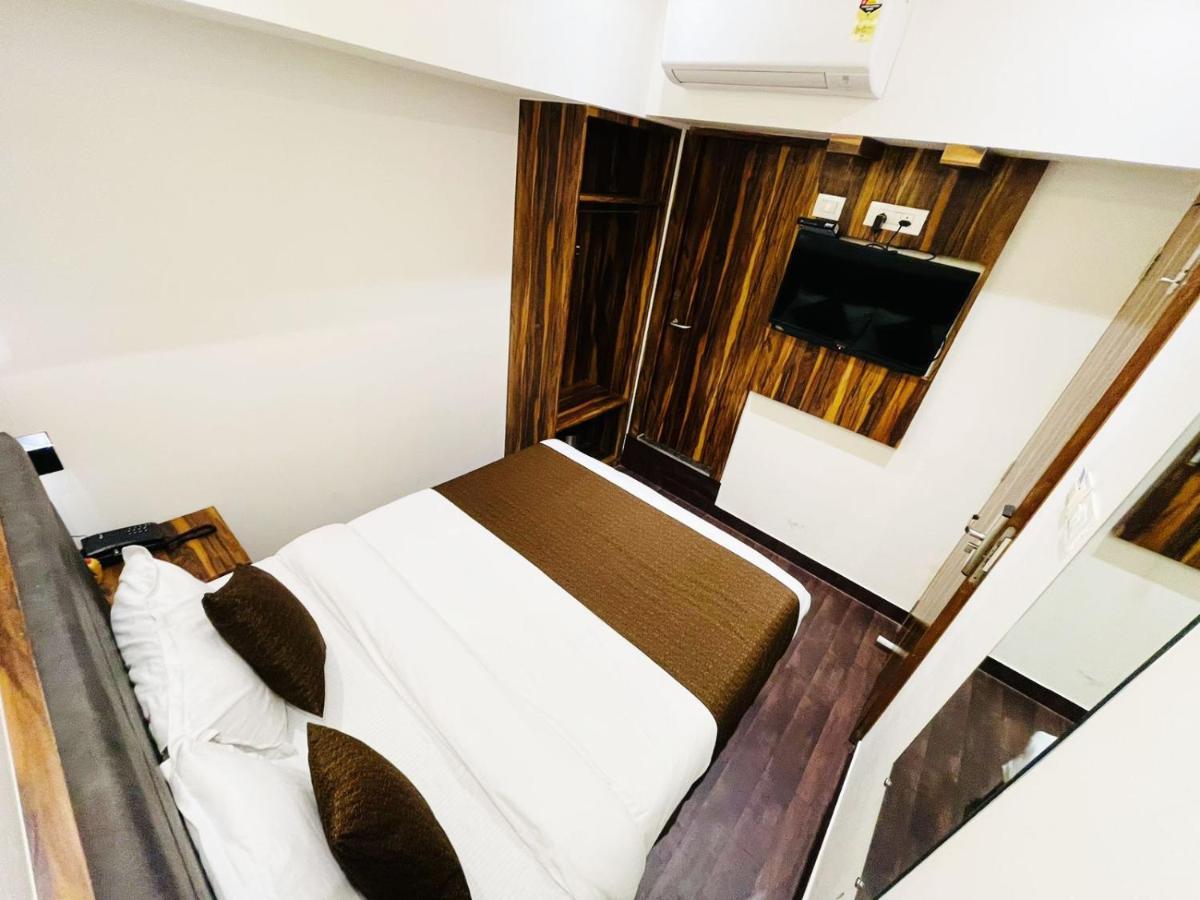 Hotel Hilton Suites Мумбай Екстериор снимка