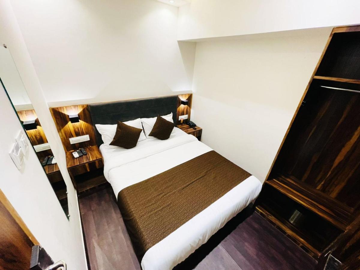 Hotel Hilton Suites Мумбай Екстериор снимка